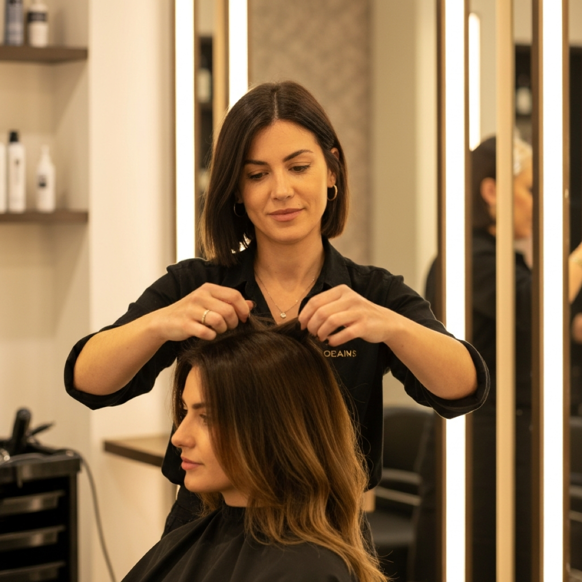 Profissional realizando corte de cabelo feminino com tesoura no Studio Bella Vitta